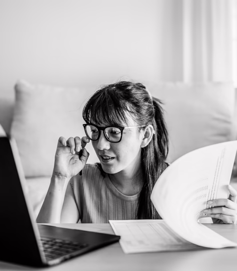 girl budgeting on her laptop